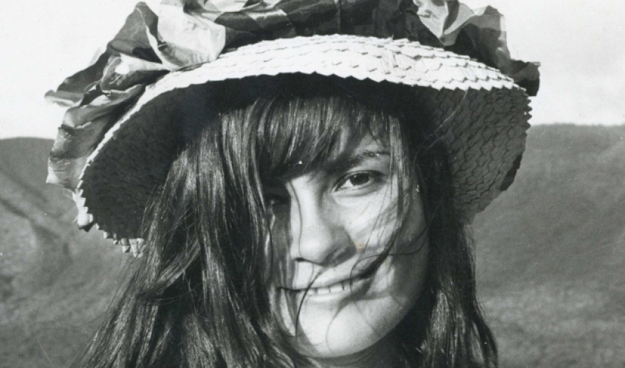 foto a blanco y negro de una mujer joven con sombrero