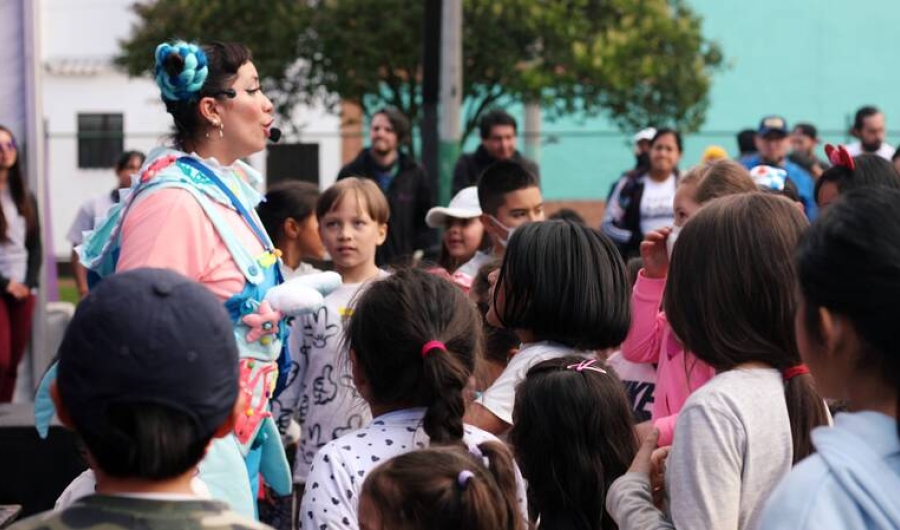 Artista entre niños en el parque