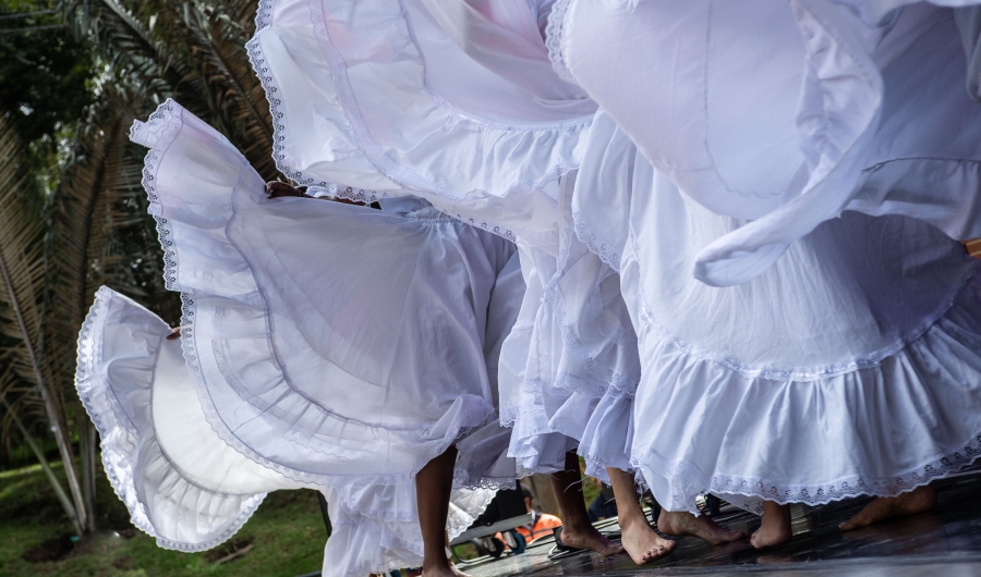 Bailarinas con polleras blancas en el escenario