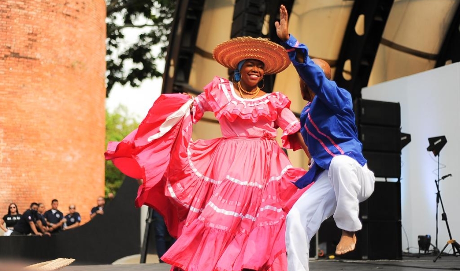 Bailarines de currulao en escena