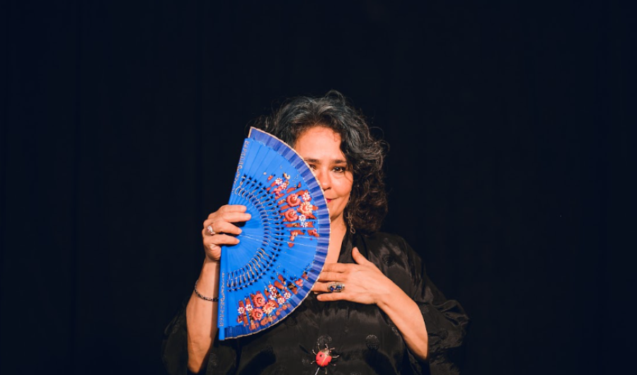 Mujer con abánico azul