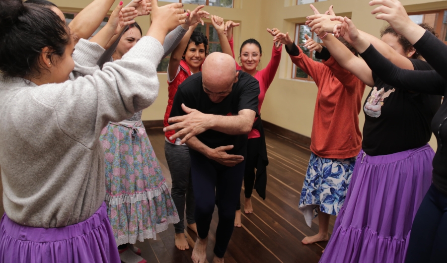 Maestro de danza rodeado de bailarines