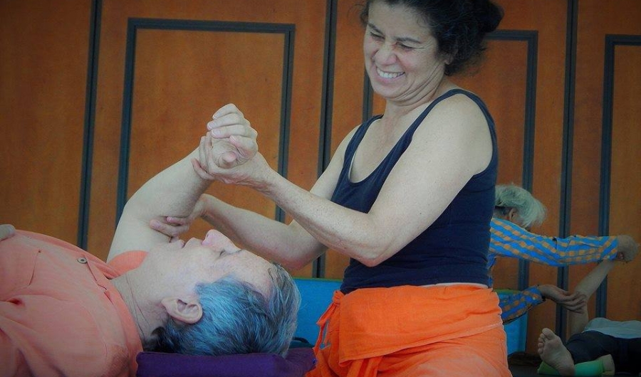 Maestra de yoga durante sesión