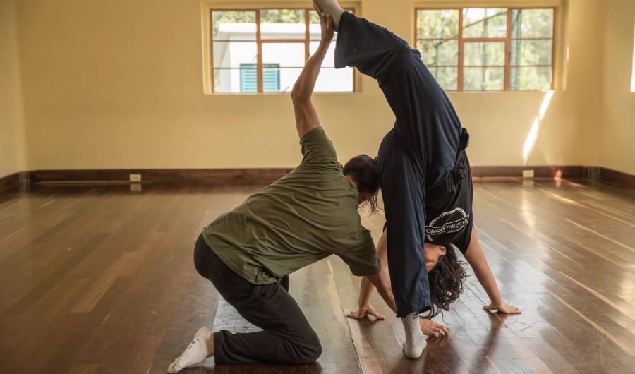 Bailarines durante taller en La Casona de la Danza