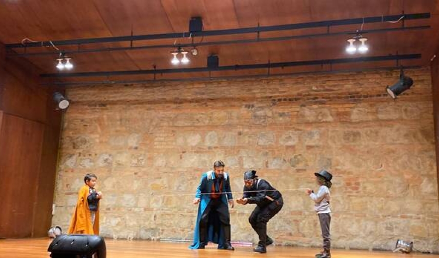 Artistas interactuando con niños en obra de teatro