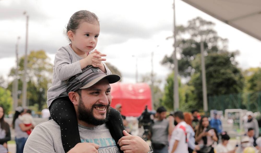 Papá con hija en hombros