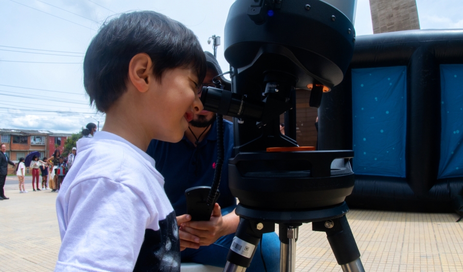 Niño mirando por telescopio