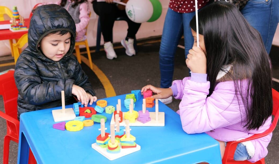 Niño y niña jugando