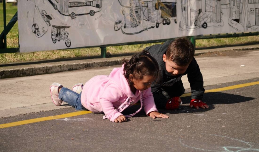 Niña y niño en actividad al aire libre