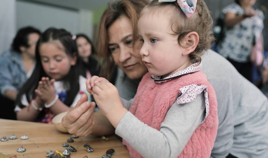 niña jugando con semillas