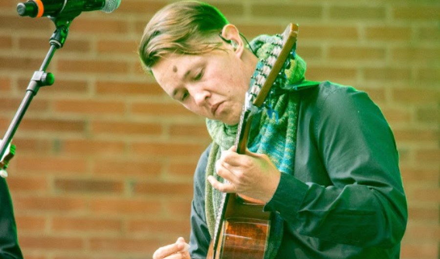 guitarrista acústico de los Carrangomelos 