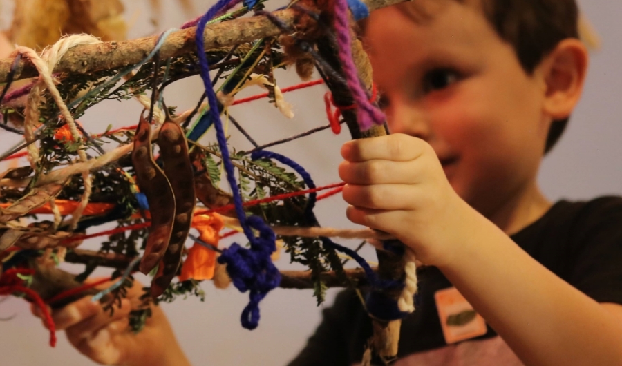 niño con construcción