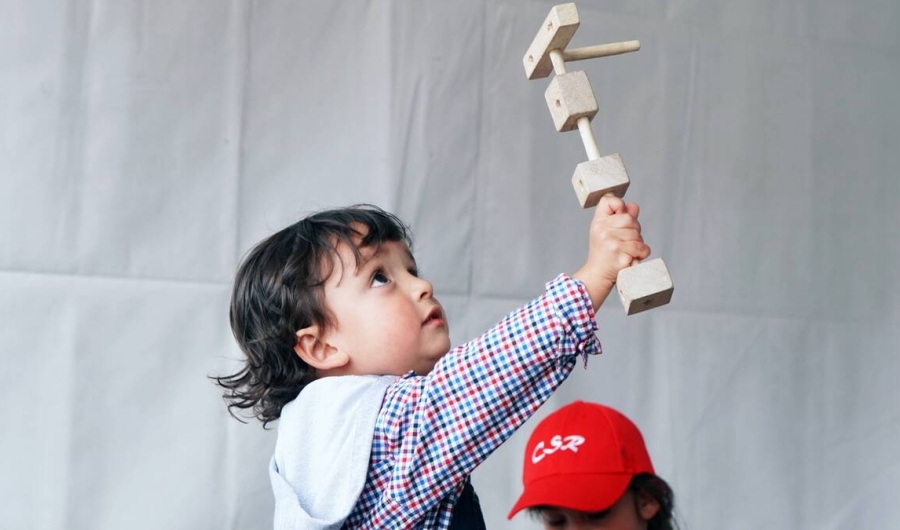 niño en experiencia artística