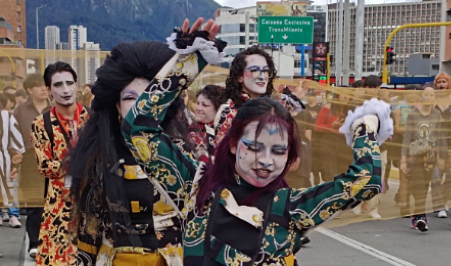 mujer bailando marcha lgbti