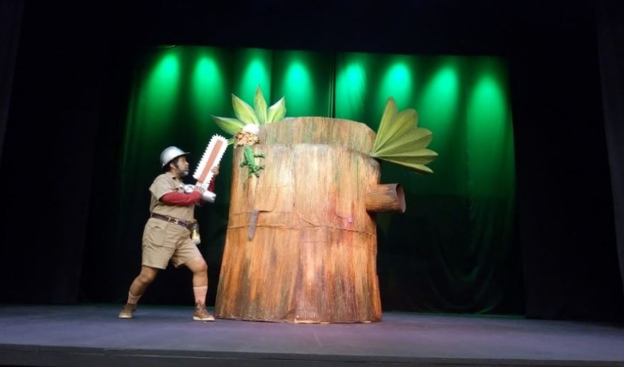 El leñador frente a un árbol listo para talar