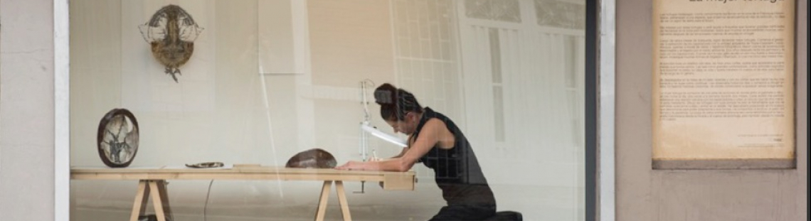 Mujer haciendo parte de una exposición en un espacio artístico