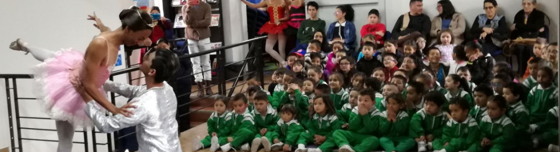 Bailarines en escena con público infantil