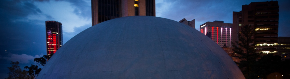 Domo exterior del Planetario de Bogotá y panorámia nocturna