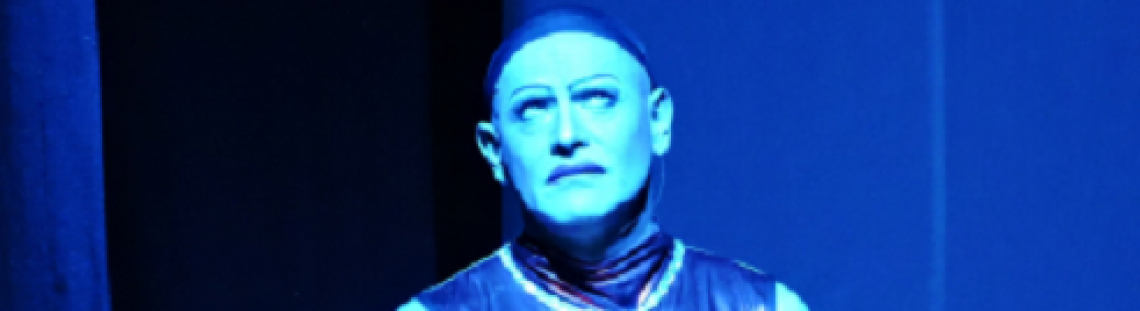 Hombre con escenario y atuendo azul
