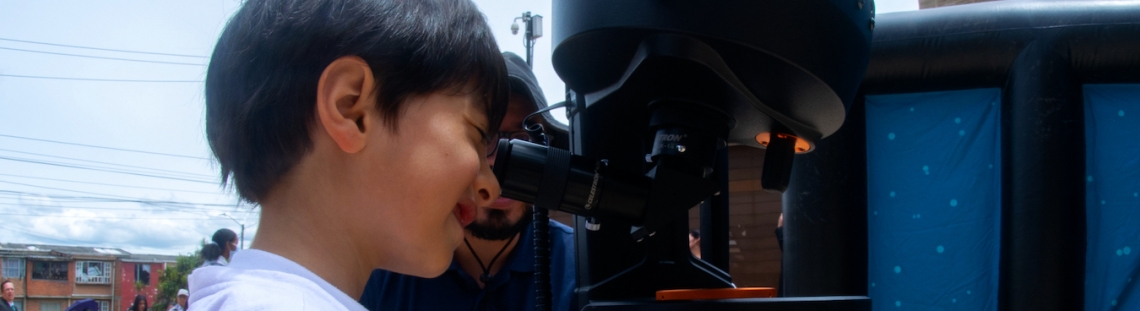 Niño mirando por telescopio