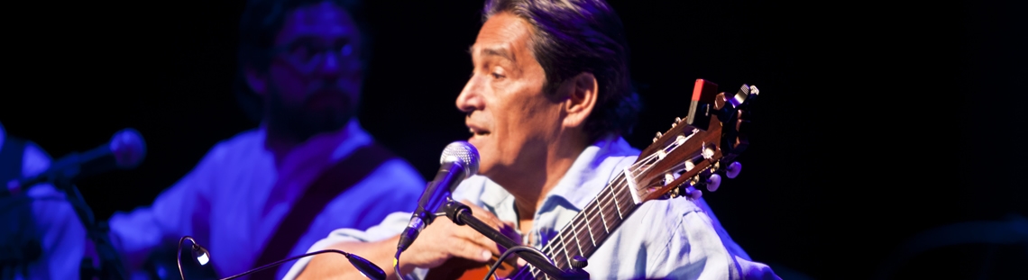 Jairo Ojeda en escena con guitarra