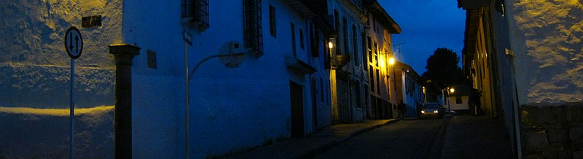 Imágen de barrio colonial bogotano en la noche de León Keller - Wikimedia Commons