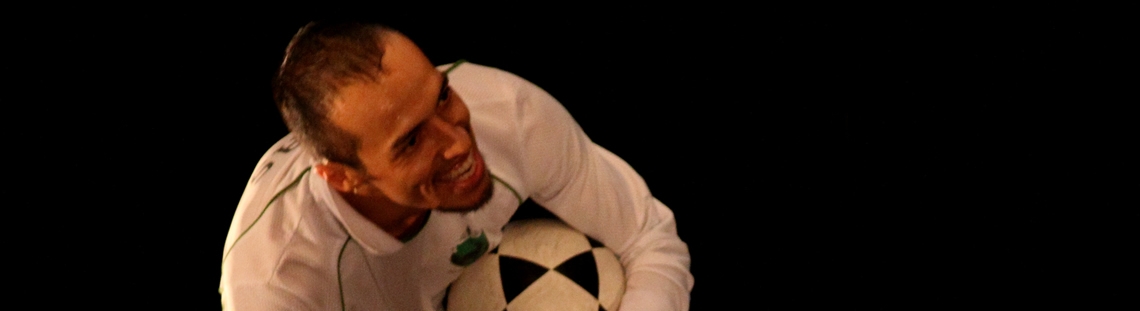 Actor en escena con balón de futbol
