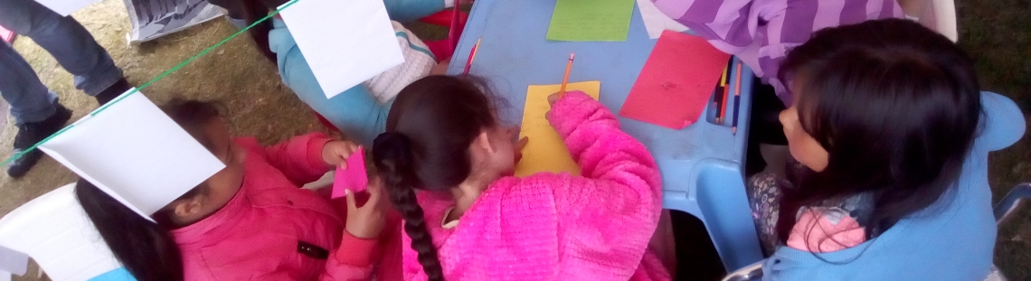 Niños participando de actividad de escritura