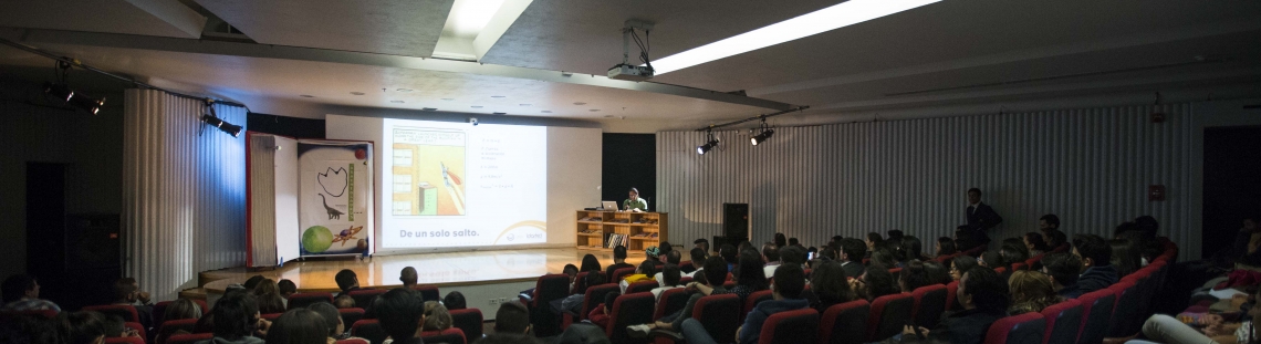 Conferencia en un salón del Planetario de Bogotá