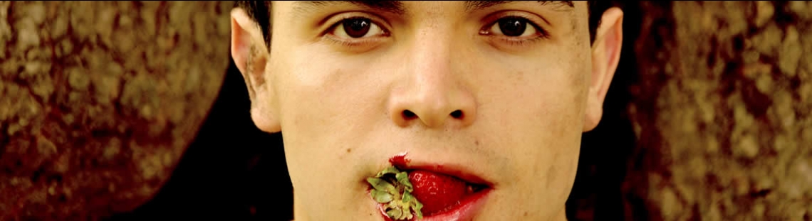 Hombre con fresa en la boca 