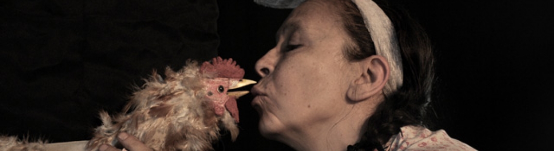 Mujer y gallina se dan un beso