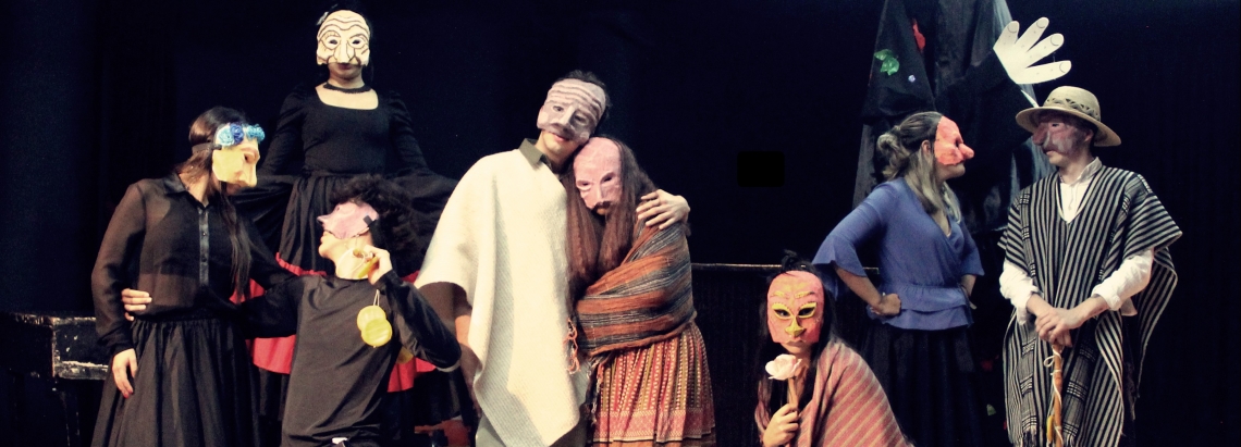 Escena de obra La Flor de amate con 9 personajes con máscaras