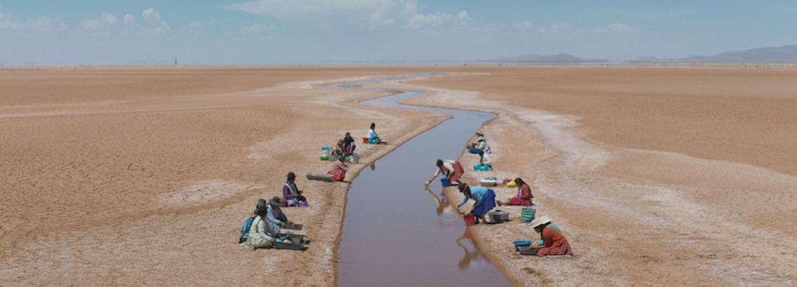 Mujeres lavando en un río