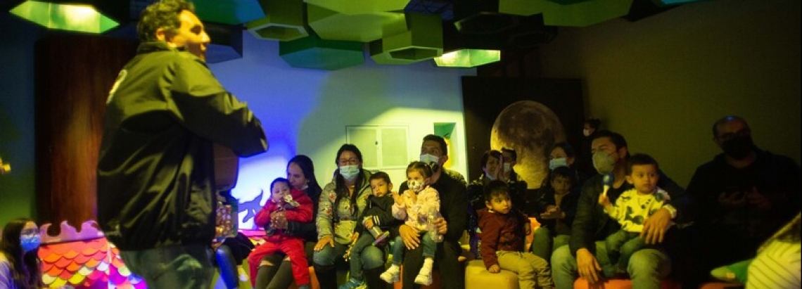 Artista y familias en Astrobebés Planetario