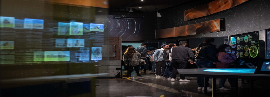 Personas caminando por el museo del Planetario 