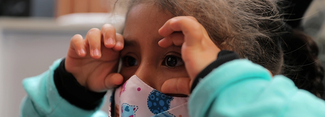 Imagen de niña observando.