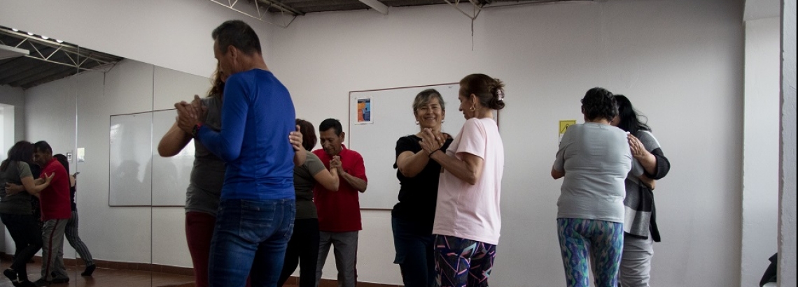 Un grupo de personas adultas aprenden a bailar tango. Fotografía Cristian Martínez