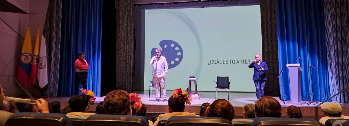 evento con persona de lenguaje de señas