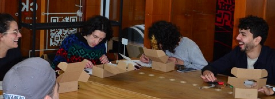 Foto de taller de construcción de instrumentos para música electrónica. Archivo Idartes.