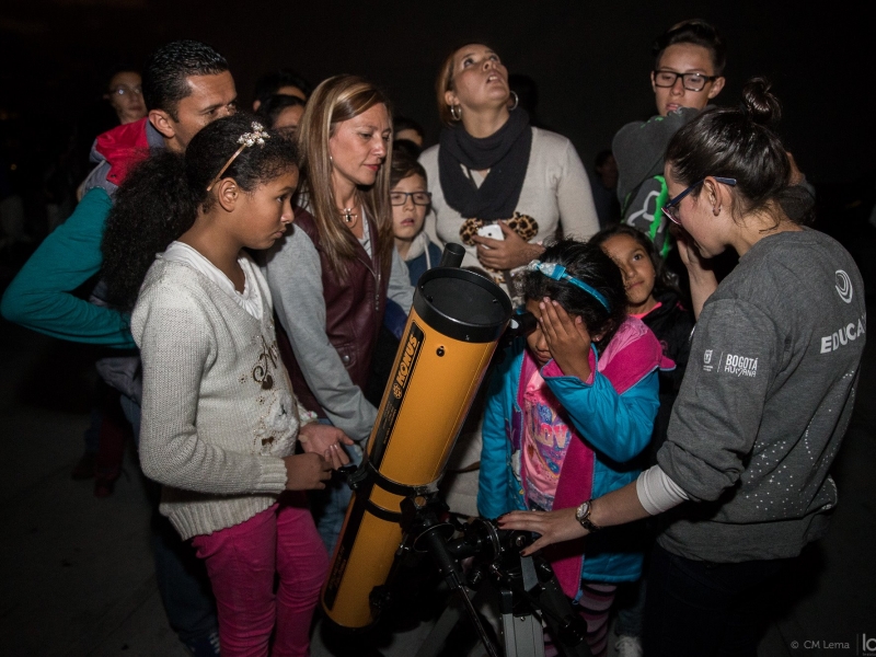 Grupo de personas participando en las actividades del Planetario Nocturno