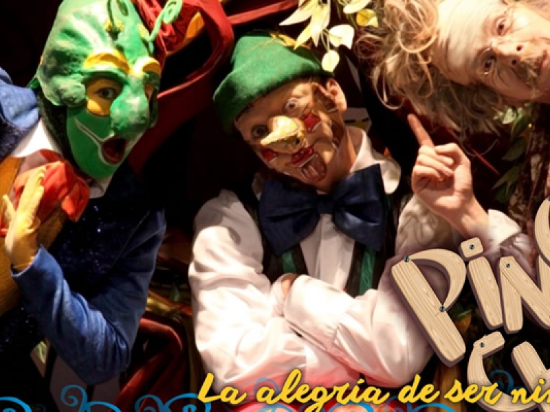 Actores con máscaras representando una escena de Pinocho