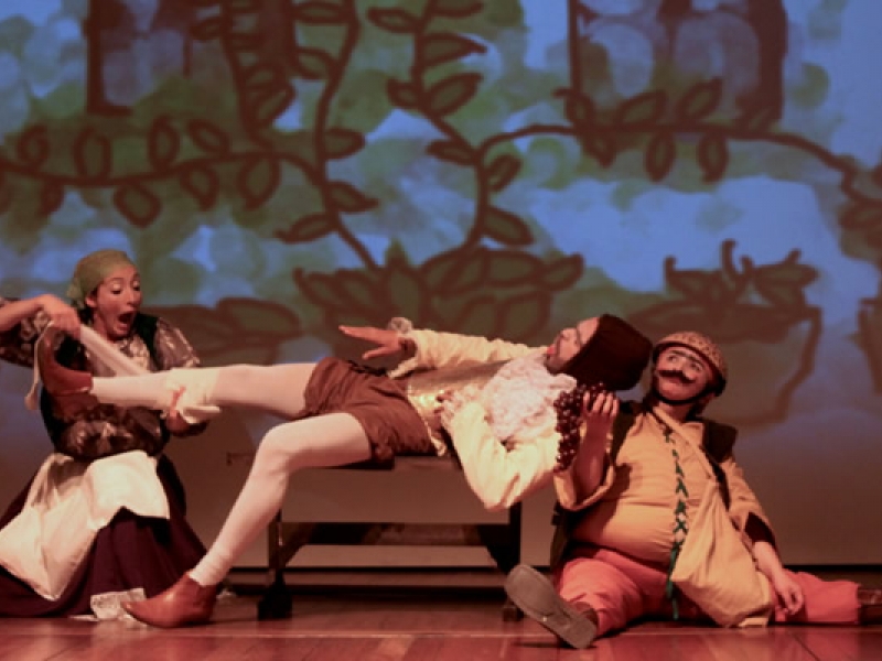Tres actores representando una escena de Don Quijote