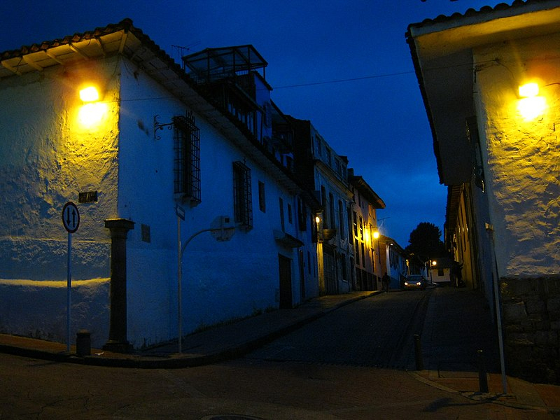 Imágen de barrio colonial bogotano en la noche de León Keller - Wikimedia Commons
