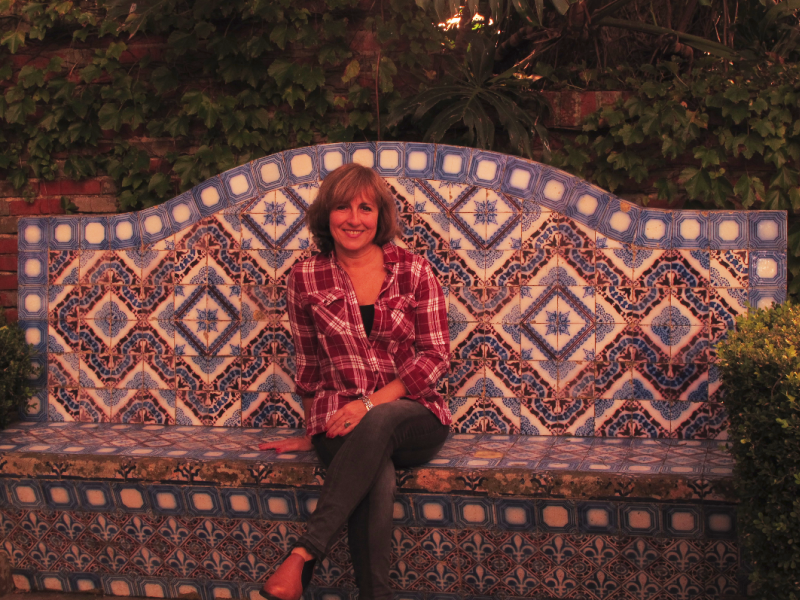 Mujer sentada en un sofa artesanal al aire libre