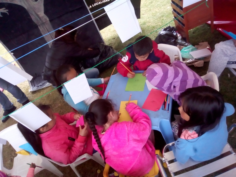 Niños participando de actividad de escritura
