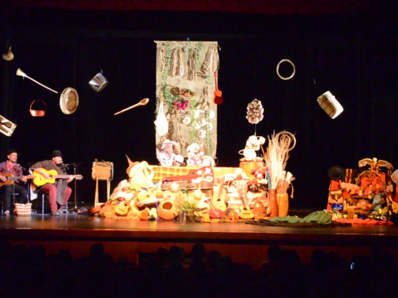 Grupo de niños actuando en el escenario