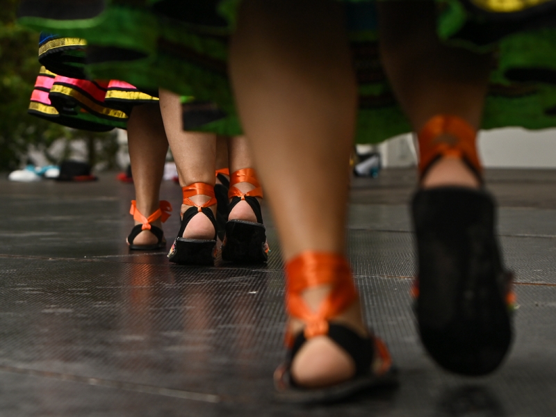 Pies de danza tradicional sobre tarima 