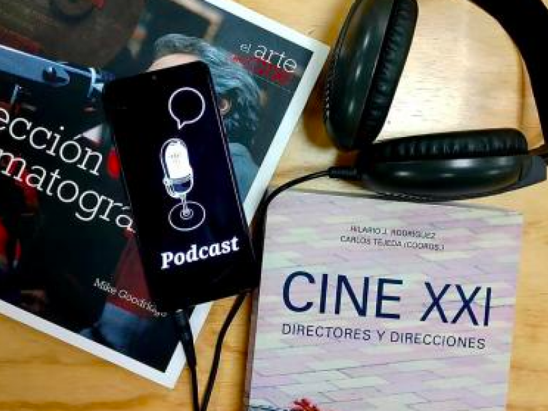 Libros de cine y audífonos 