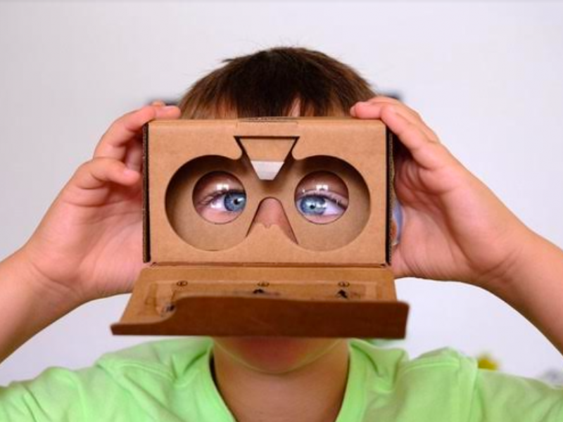 Niño con gafas de 3d en cartón 