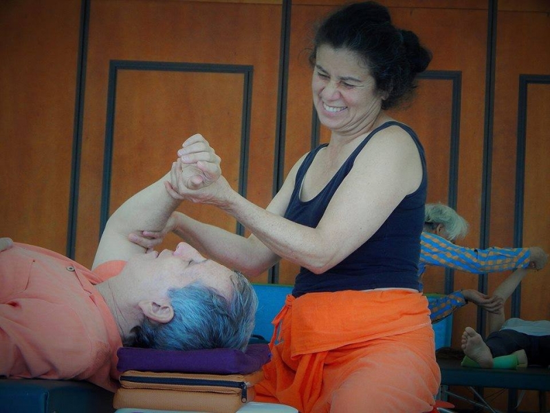 Maestra de yoga durante sesión